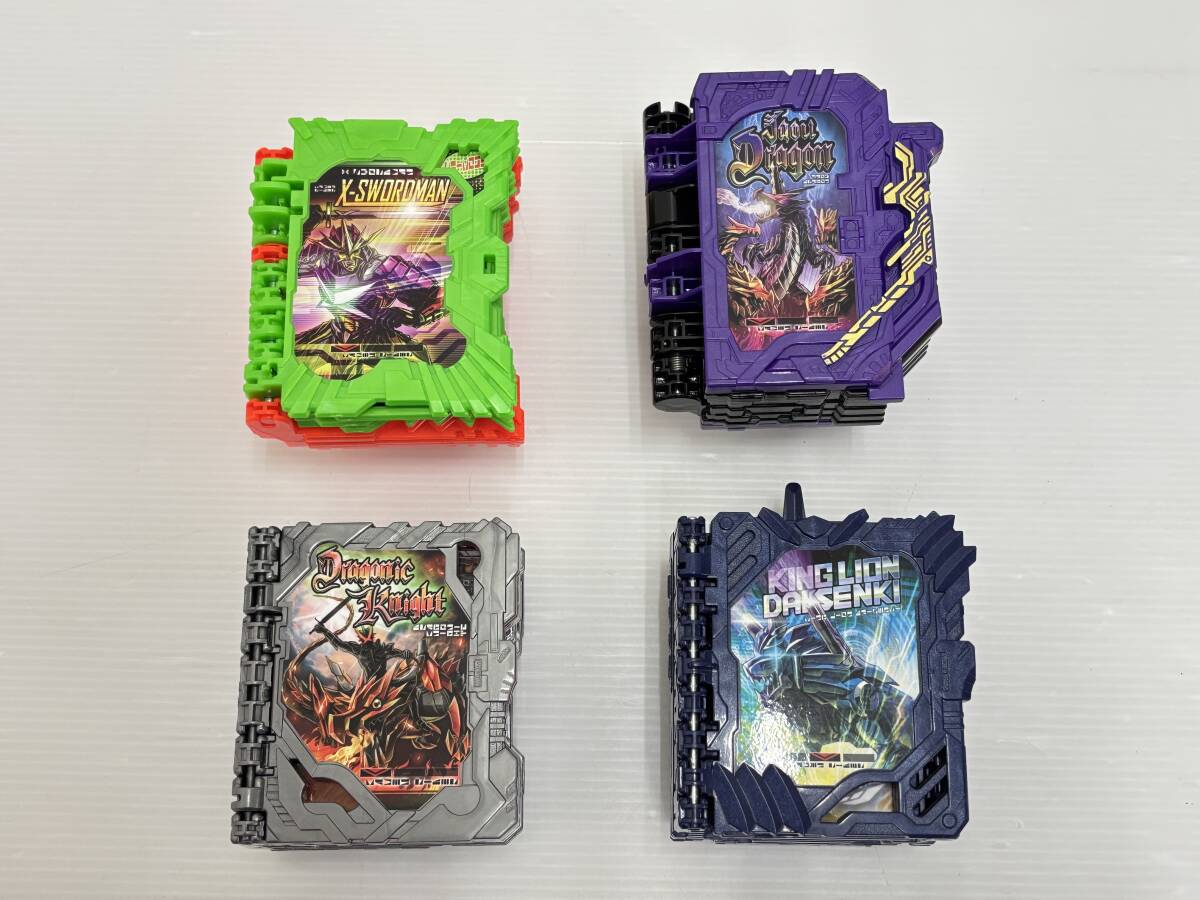 om29) 仮面ライダーセイバー DX エックスソードマン ドラゴニックナイト ワンダー ライドブック 等 4点 本体のみ