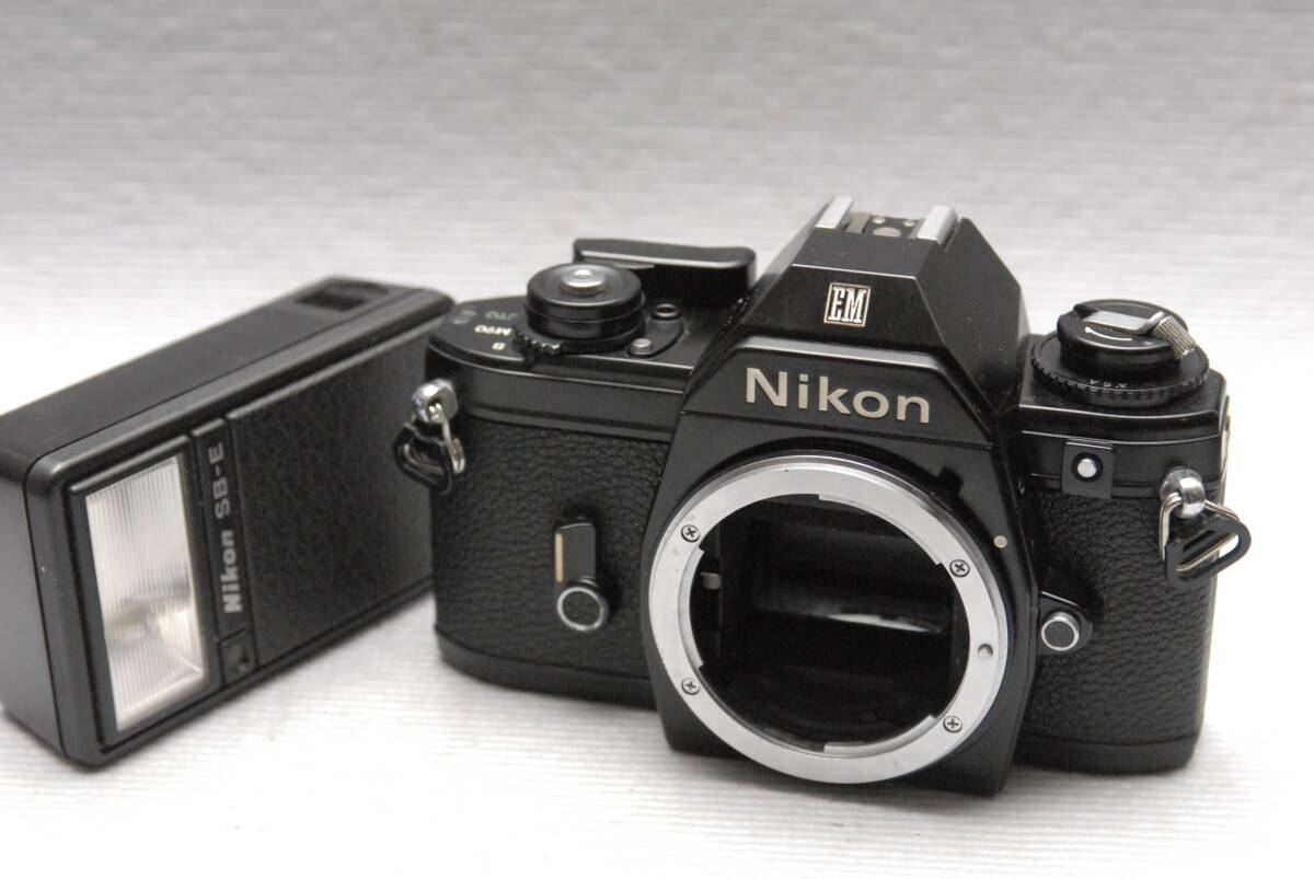 Nikon ニコン製 昔の高級一眼レフカメラ EMボディ +（純正スピードライト SB-E付）希少品
