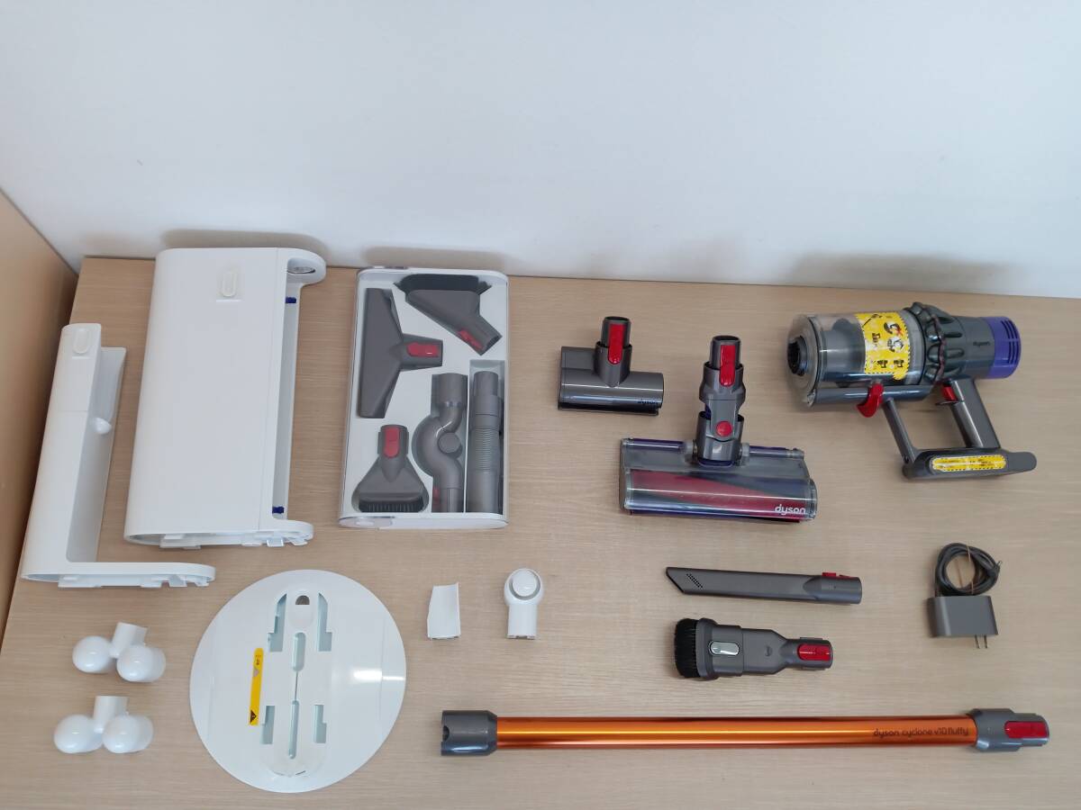 【BE-6995】dyson　ダイソン　SV12　V10　フロアドック付き　コードレスクリーナー　掃除機　通電確認済　簡易掃除済