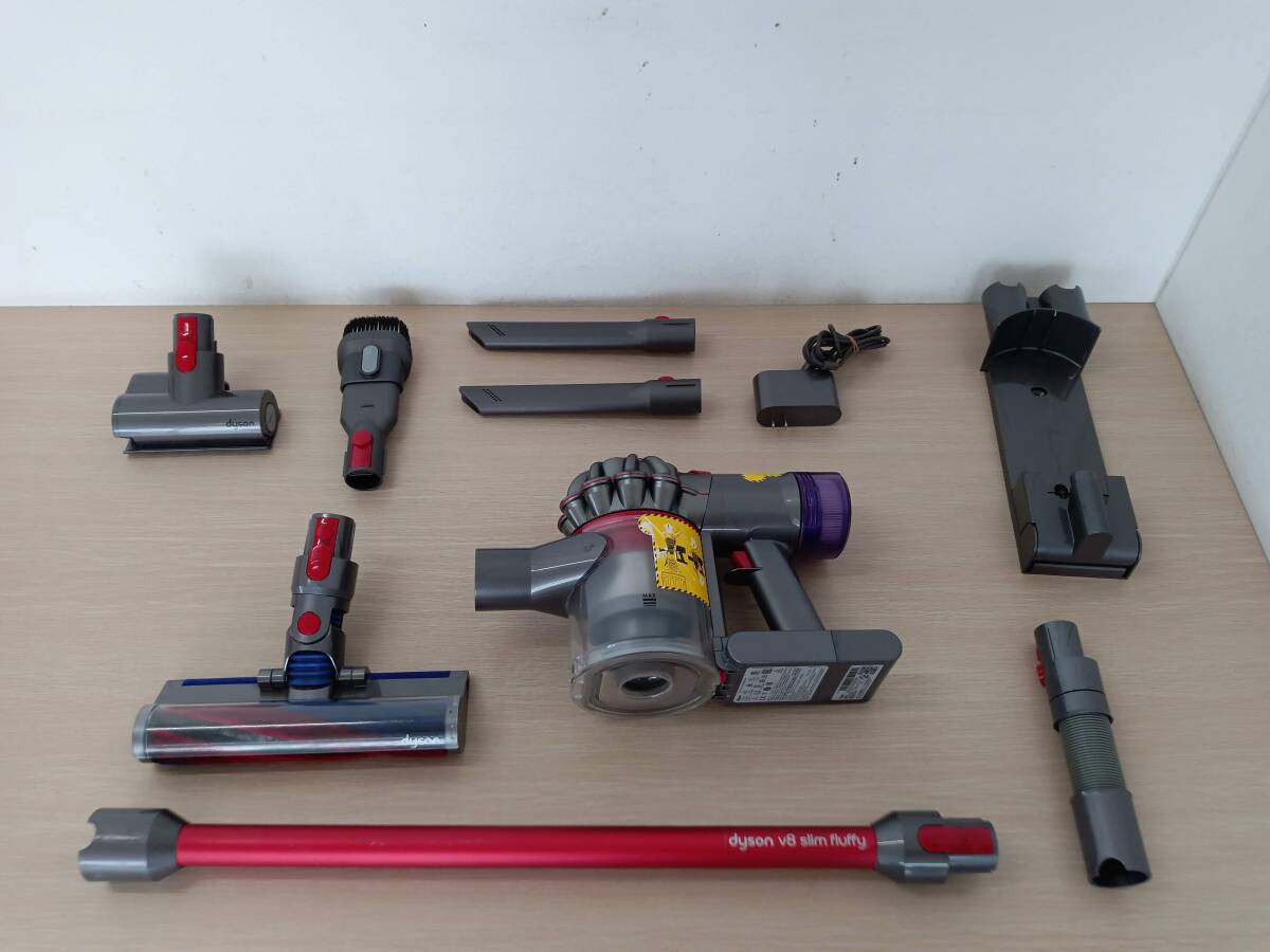 【BE-7066】dyson　ダイソン　SV10K　V8　コードレスクリーナー　掃除機　通電確認済　簡易清掃済