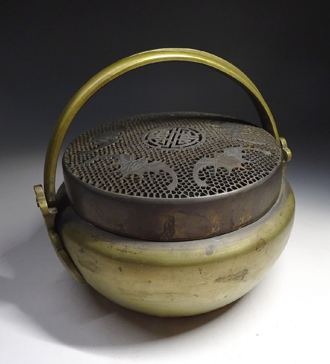 緑屋s■ 中国古玩　銅製　手炉 香炉　幅約21cm　蝙蝠透彫火屋　唐物 時代物　i9/6-6817/30-4#80