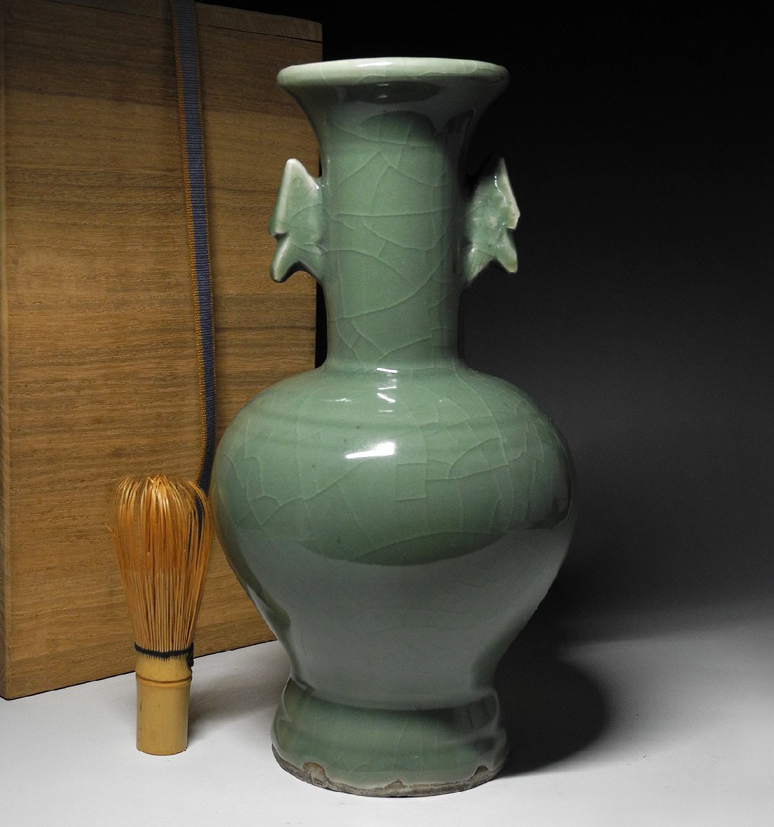 緑屋i■ 中国古玩　青磁　双魚耳 花瓶 壺　木箱　唐物 時代物　i9/0804-5/18-4#100