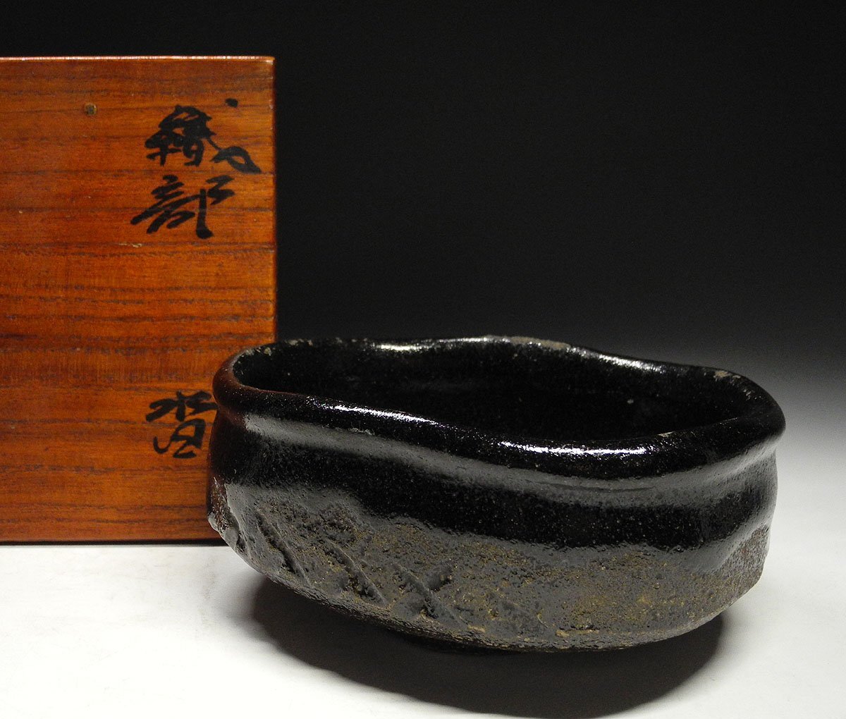 緑屋h■ 時代物　古織部　黒織部　沓茶碗　木箱　古陶磁　i9/6-6834/30-6#60