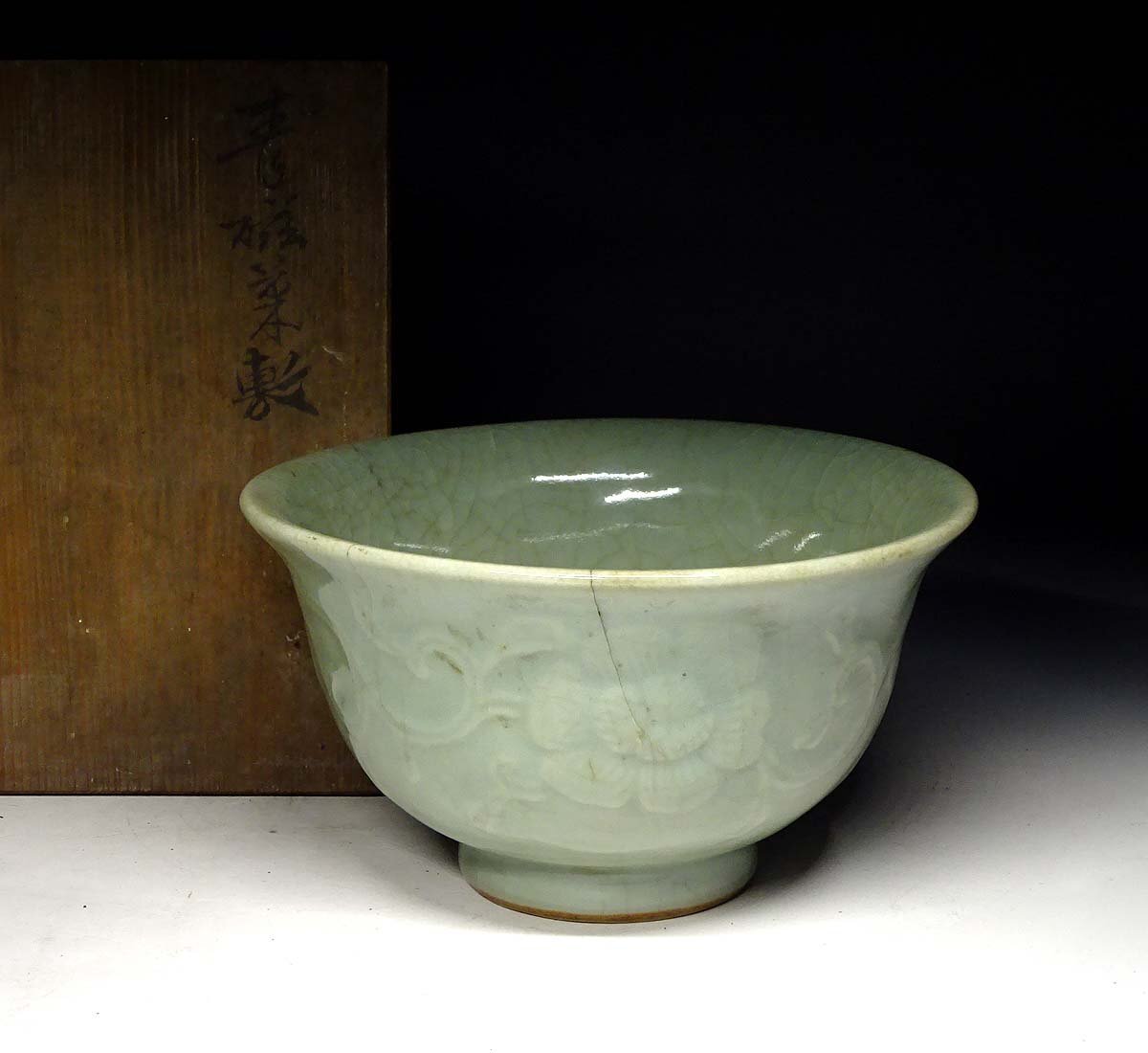 緑屋t■ 中国古玩　青磁　陽刻 茶碗　木箱　龍泉窯 唐物 時代物　i9/6-6813/7-2#80