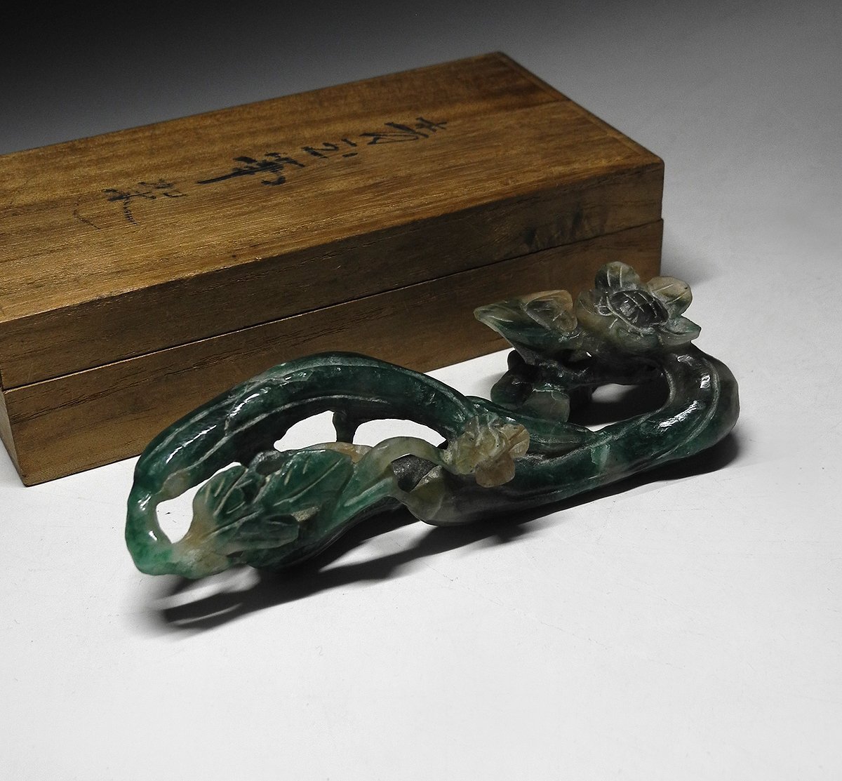 緑屋i■ 中国古玩　翡翠 翠玉 石彫　筆架　木箱　唐物 時代物　i9/0803-6/29-6#60