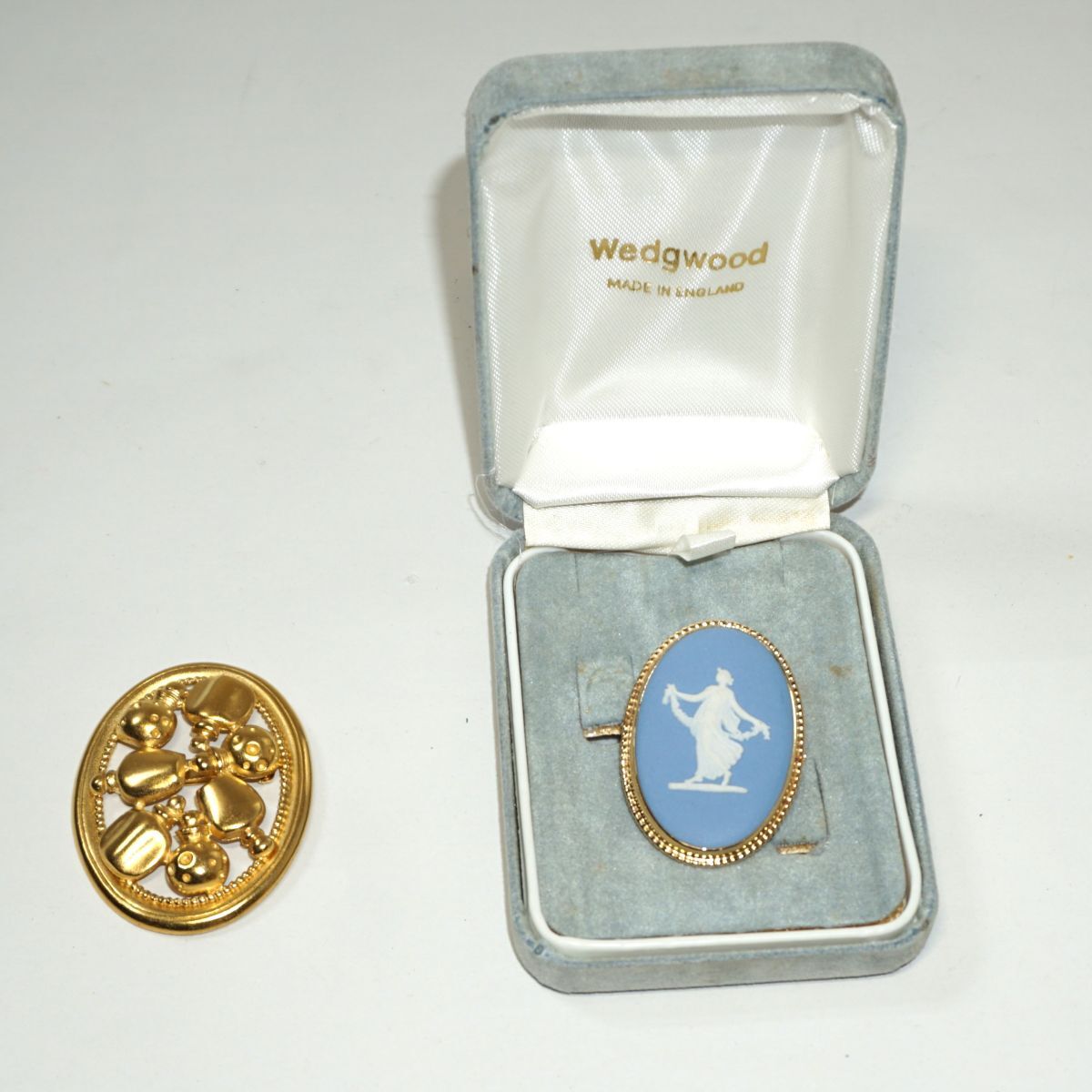 【中古アクセサリー】WEDGWOOD / Christian Dior ウェッジウッド / クリスチャン・ディオール Parfums ブローチ【2個セット】