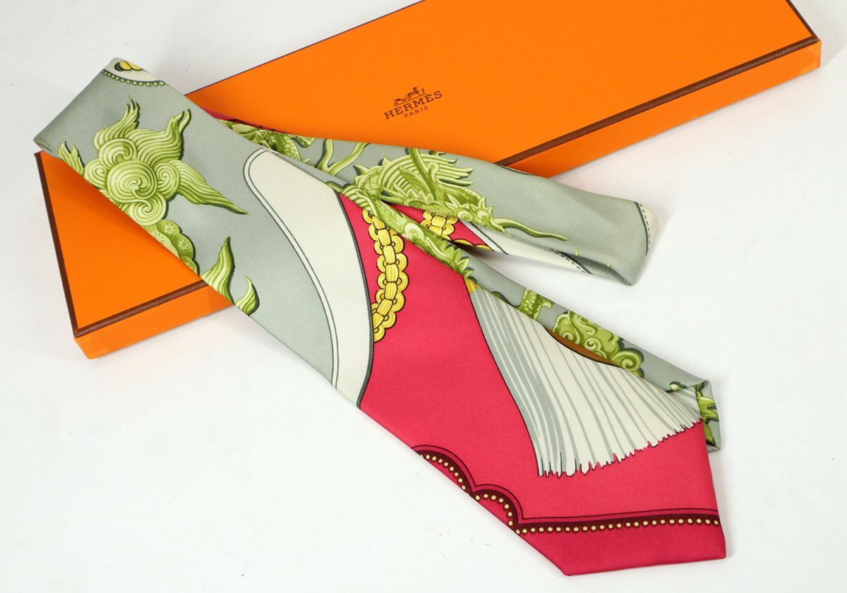I8116 HERMES エルメス ネクタイ スカーフ柄 シルク100％ 龍 タッセル 刀鍔 フランス製 箱付
