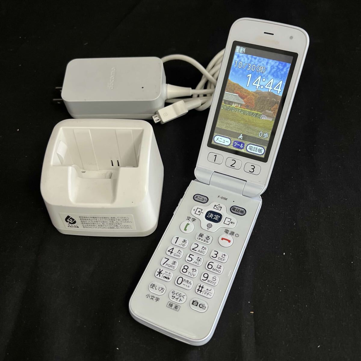T docomo F-01M ドコモ らくらくホン 富士通 ガラケー 簡単携帯 携帯電話 充電器付 通電確認済 T26073132