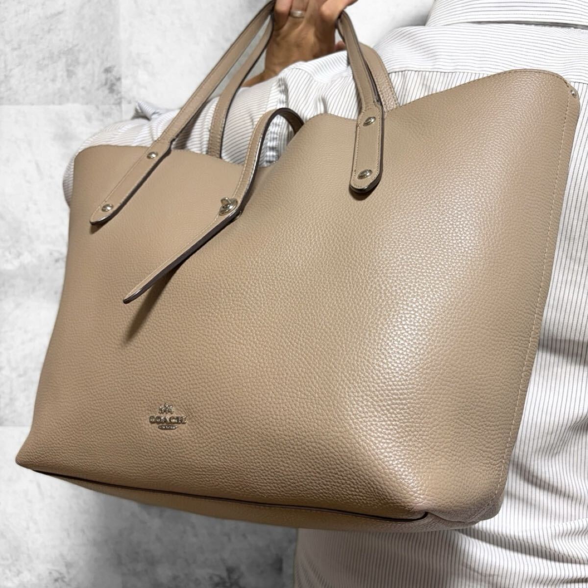 希少/A4収納◎ コーチ COACH メンズ ビジネス 肩掛け トートバッグ マーケット ターンロック ロゴ金具 レザー 本革 ベージュ 入手困難◎