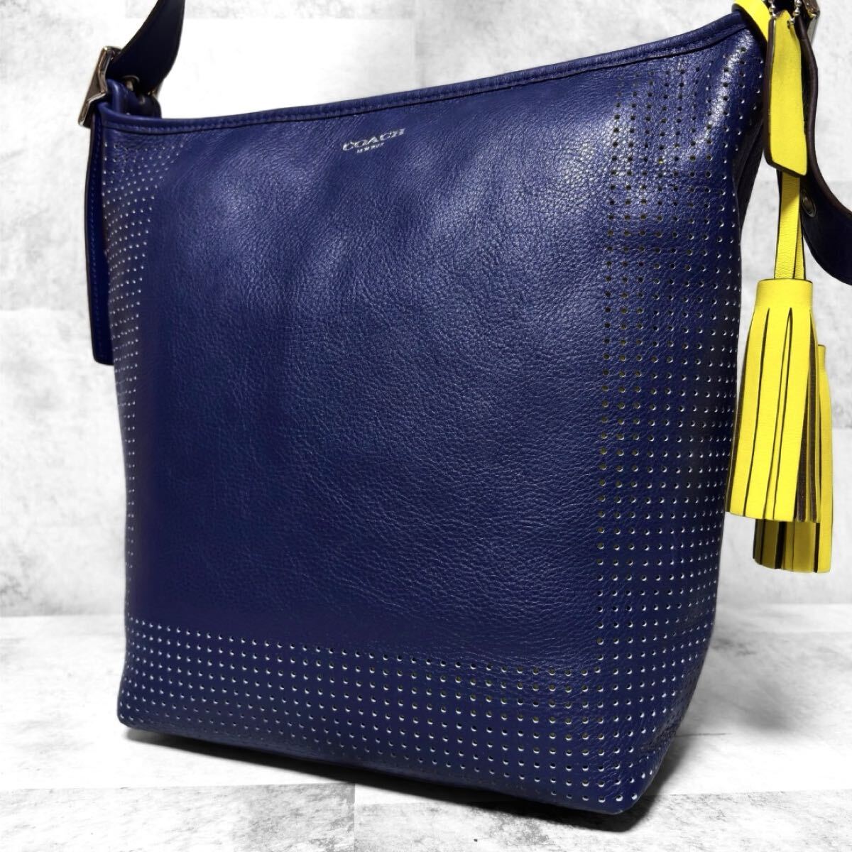 美品/希少色◎ コーチ COACH メンズ ビジネス A4収納 ショルダーバッグ パンチング ロゴ刻印 ブルー×イエロー 青 レザー 本革 入手困難