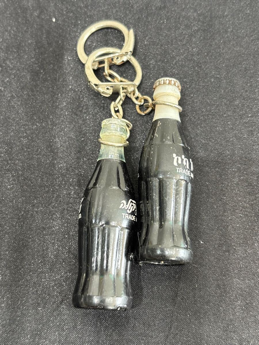 ミニ　8.17.21 お80 激レア コカコーラ 世界の言語 ミニボトル キーホルダー2連（タイ文字／エチオピア文字） ノベルティ