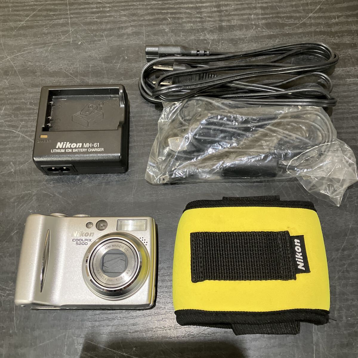TKK451 NIKON COOLPIX52000 E5200 コンパクトデジタルカメラ 充電器・ケース付き 簡易動作確認済み バッテリー現状品