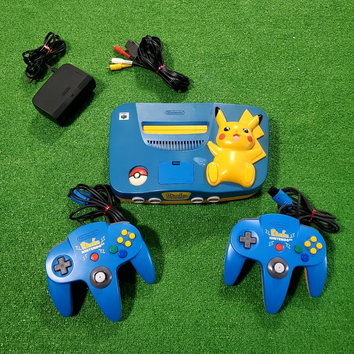 NINTENDO 64 ピカチュウ ニンテンドー64 本体 動作確認済み ※説明文必読※ コントローラー 2個 コントローラ 希少品 ブルー＆イエロー
