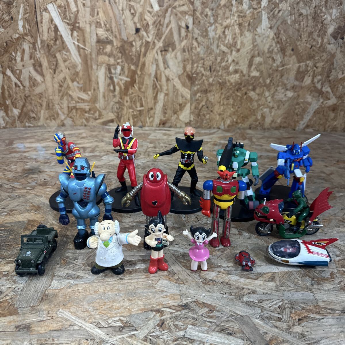 mdom0731/1円〜/当時物/レトロ玩具/おもちゃ/まとめ売り/ロボコン/ガンツ先生/クイーンスター/鉄腕アトム/仮面ライダーアマゾン/ジャンク