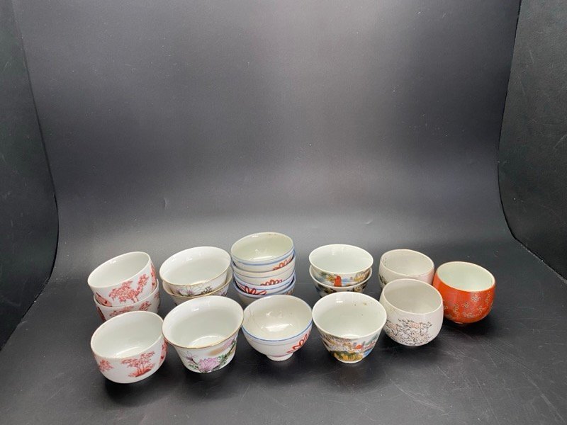 九谷焼 湯呑 ① 人物像　金彩　花　赤絵　章山　アンティーク 和食器 KUTANI ☆ちょこオク☆80
