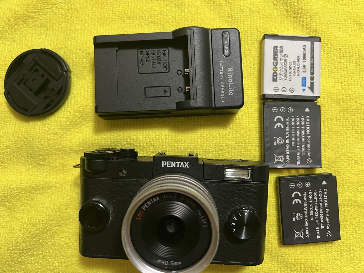 PENTAX Q-S1 ブラック 07 MOUNT SHIELD LENS 40.5mm F9動作確認済み充電器バッテリー2個付き美品 コンパクトデジタルカメラFUJIFILM PENTAX