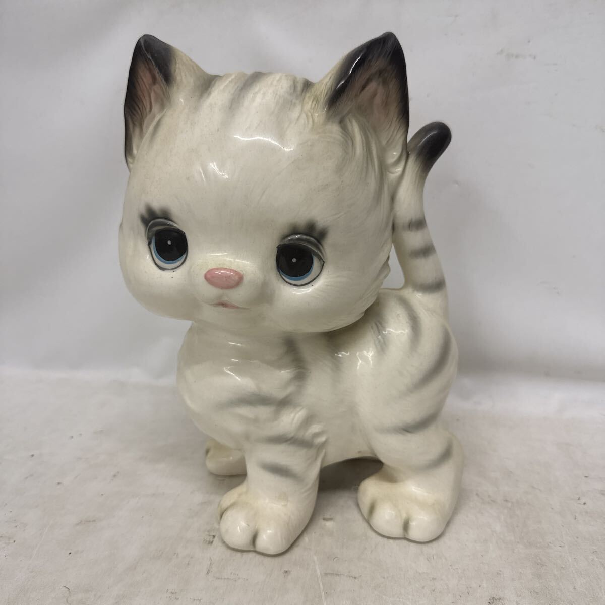 K208-028 ドマン Demain 猫の貯金箱 陶器製 子猫 詳細不明 現状品 昭和レトロ インテリア