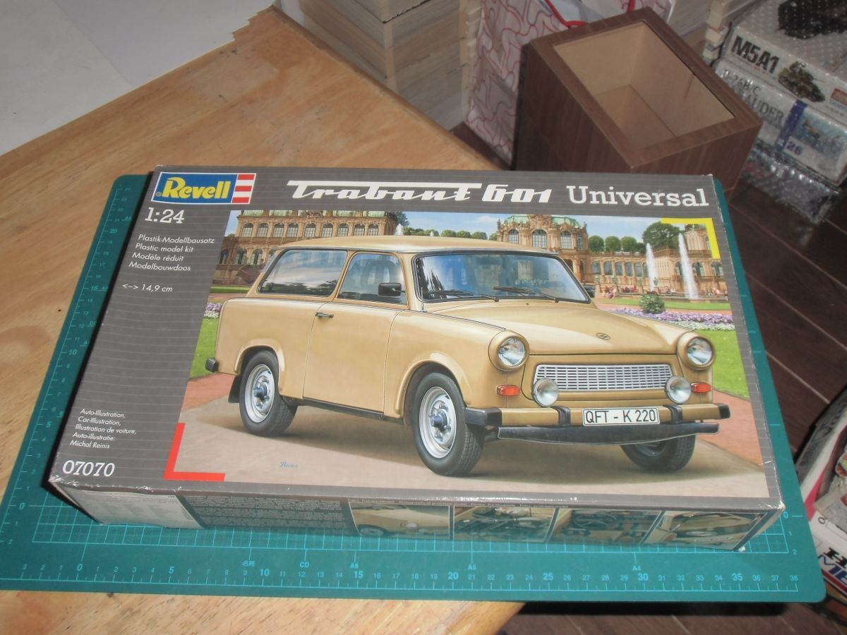 1/24　トラバント601 ユニバーサル　ステーションワゴン仕様　レベル Revell 07070　Trabant 601 Universal