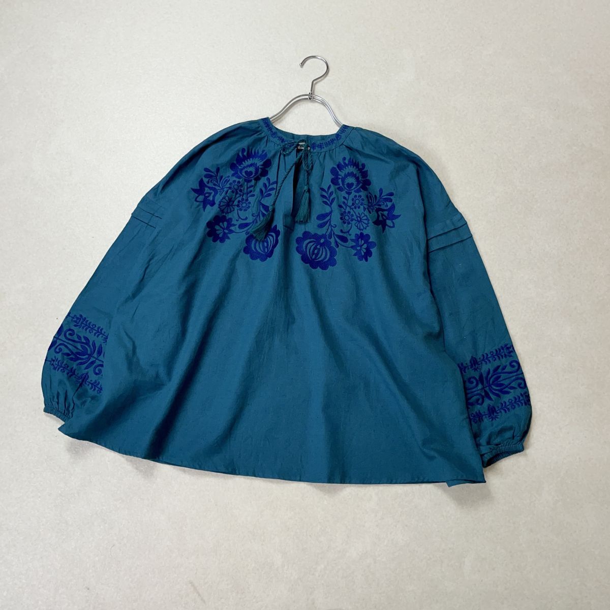 ☆yul アミナコレクション　花柄刺繍　ブラウス　横幅ゆったり　体型カバー