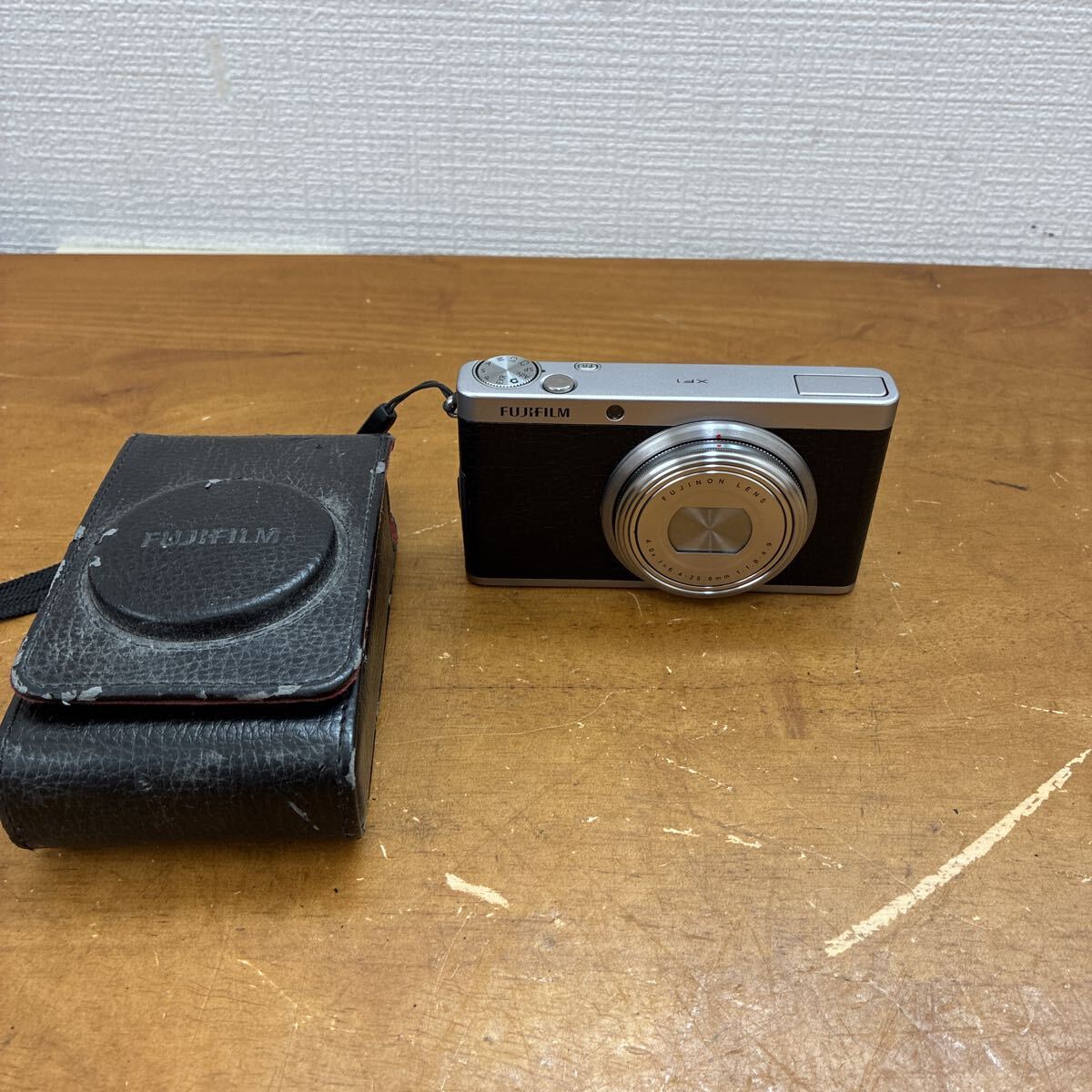 FUJIFILM XF1 コンパクトデジタルカメラ シルバー ケース付き　現状品