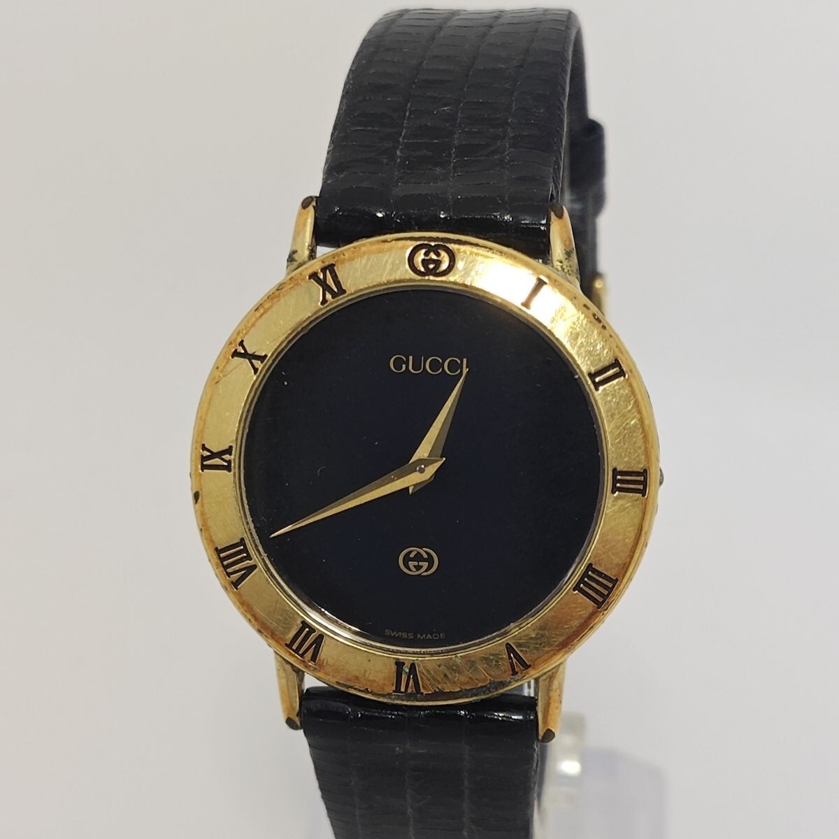 X303-O61-1631 ◎ GUCCI グッチ メンズ 腕時計 3000M 男性用 2針 アナログ クォーツ 黒文字盤 ラウンドケース 時計 ローマ数字 OF