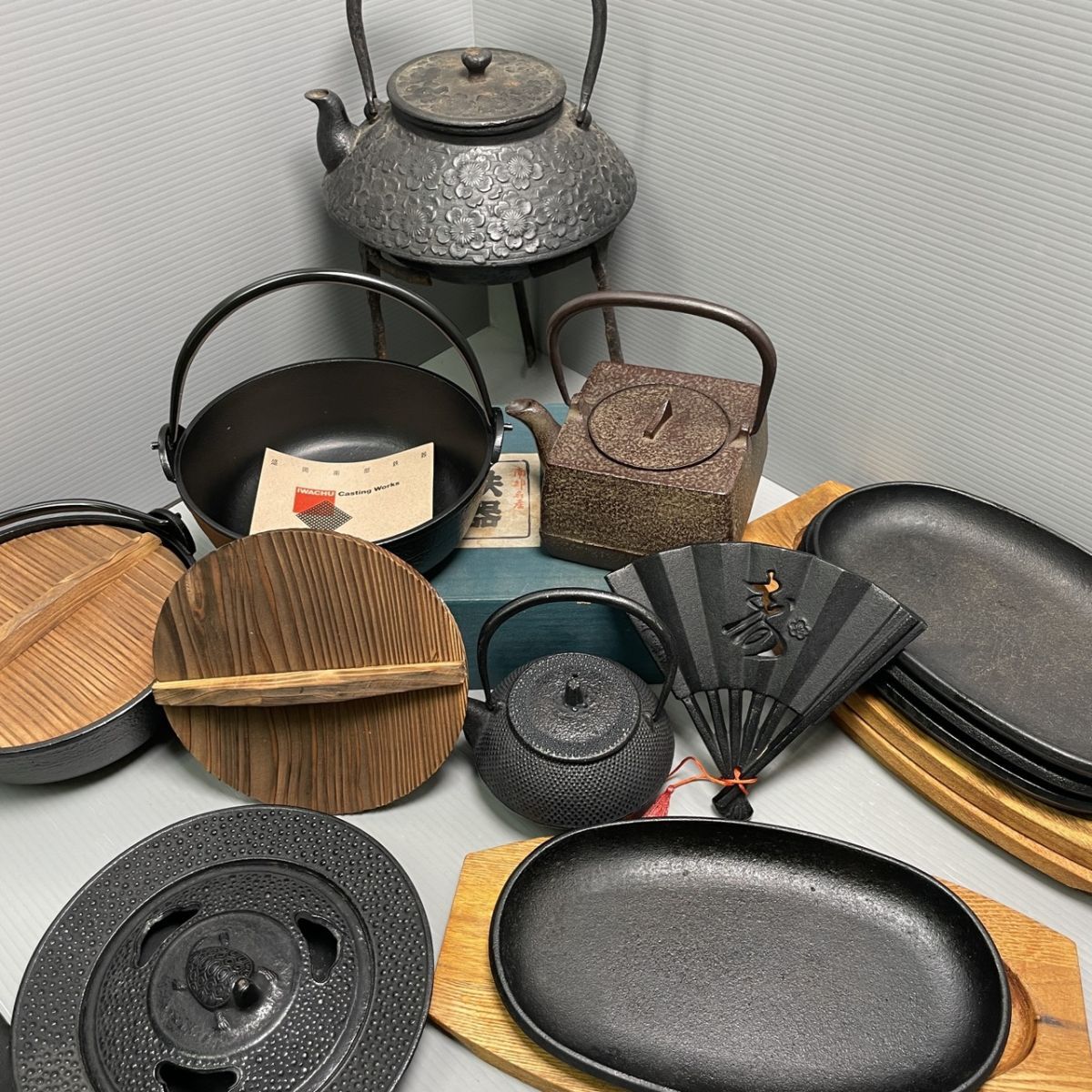 12r192★1000円～★鉄器 11点 まとめ 皿 急須 鍋敷 南部鉄器 あられ 桜 灰皿 工芸品 金属 整理品 アンティーク コレクション 鉄製