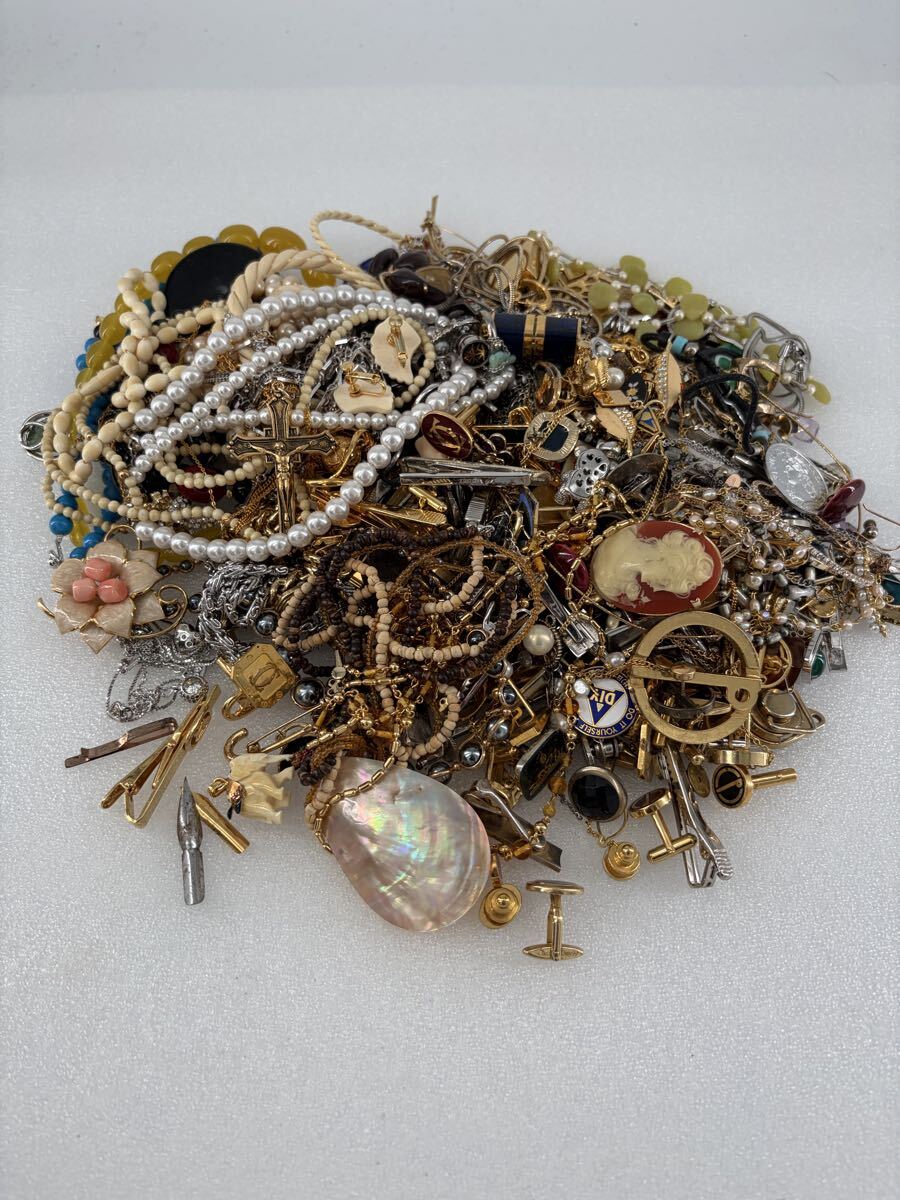 【1円スタート】【遺品整理】【まとめ】アクセサリー　ゴールド　リング　ネックレス　シルバー　 タイピン イヤリング ブローチ　約2400g