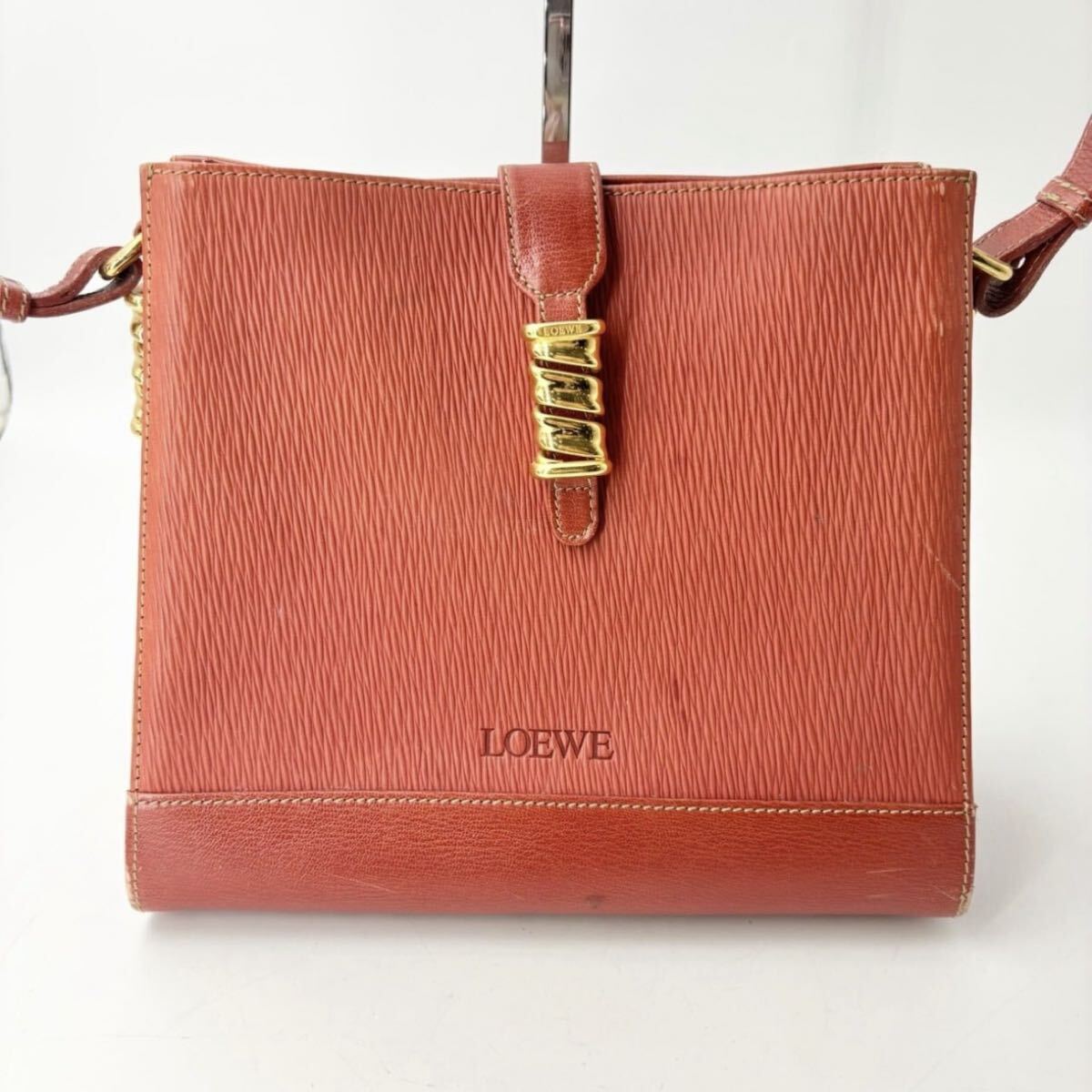 【希少/ヴィンテージ】 ロエベ ベラスケス ツイスト金具 レザー ショルダーバッグ レッド 赤 斜め掛け LOEWE アナグラム オールドロエベ