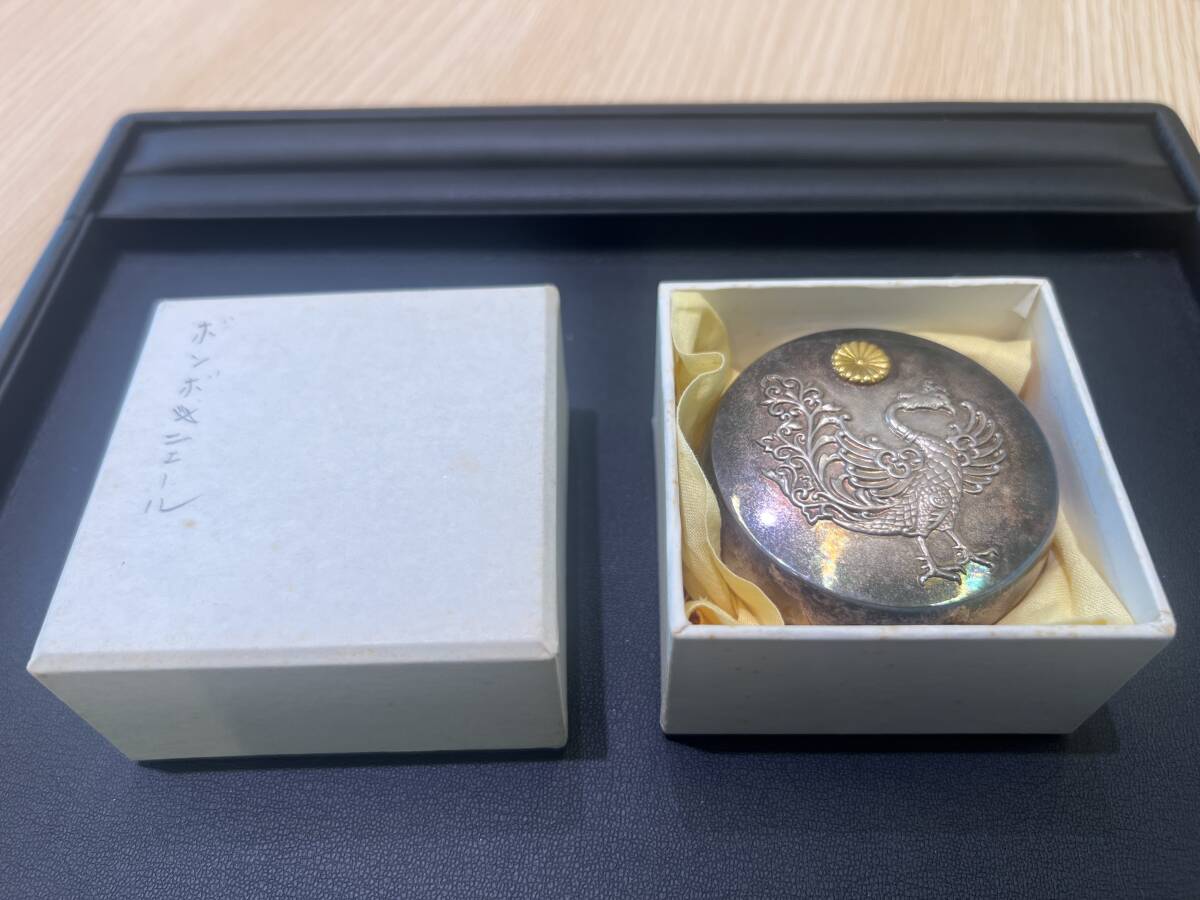 ＃22 上皇陛下御下賜品 平成御即位記念 菊十六紋 銀製 棗形鳳凰文 菓子器 ボンボニエール 114.47g