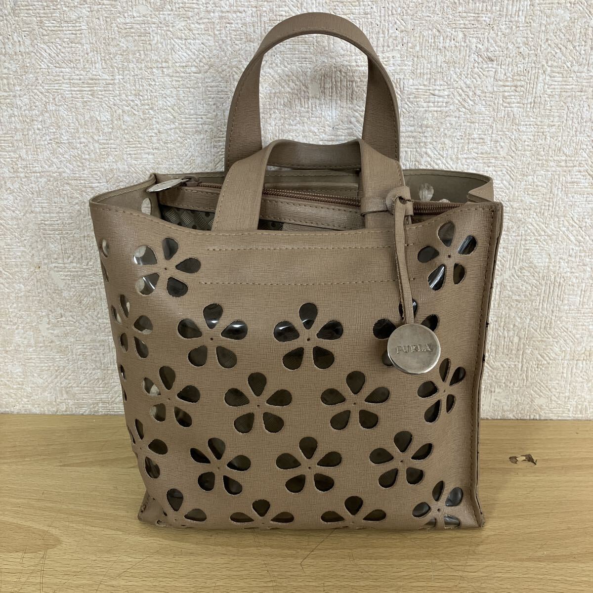 FURLA フルラ ハンドバッグ トートバッグ 花柄 カットワーク パンチング 型押し レザー 8 サ カ 2757