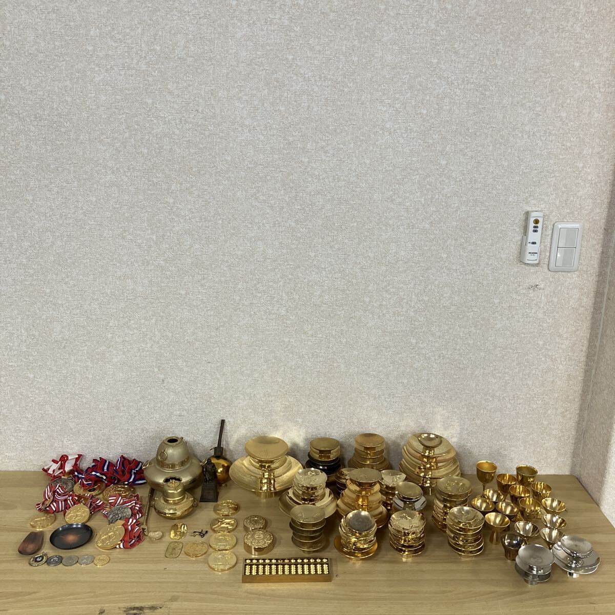 金杯 金盃 他 大量 セット 24K GP 金メッキ 酒器 縁起物 寿 記念メダル 置物 コレクション まとめて 139点 総重量 約14.1㎏ 8 サ ス 2770