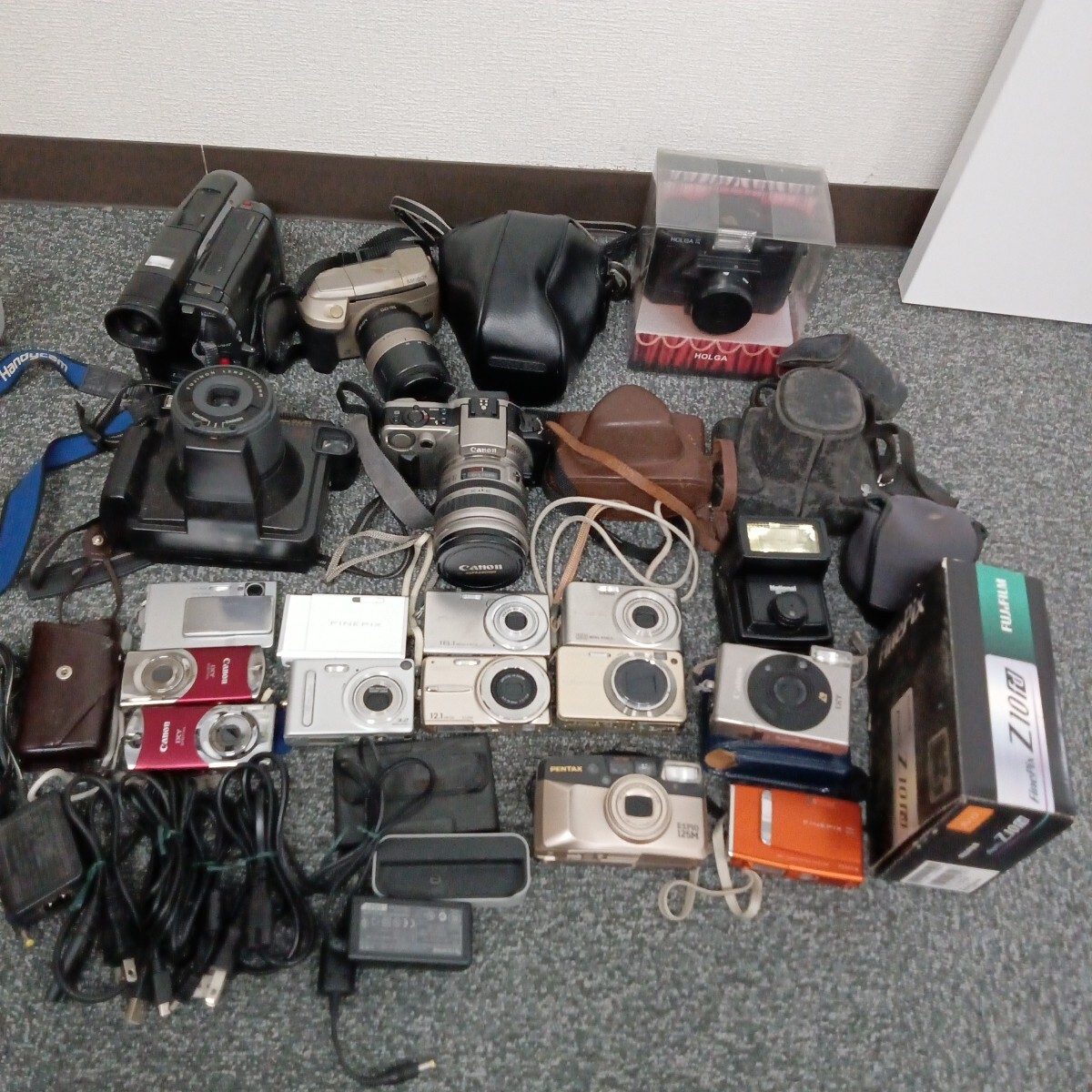 B カメラまとめ 20点以上 コンパクトデジタルカメラ フィルムカメラ ビデオカメラ SONY Canon OLYMPUS FUJIFILM など 現状品 動作未確認