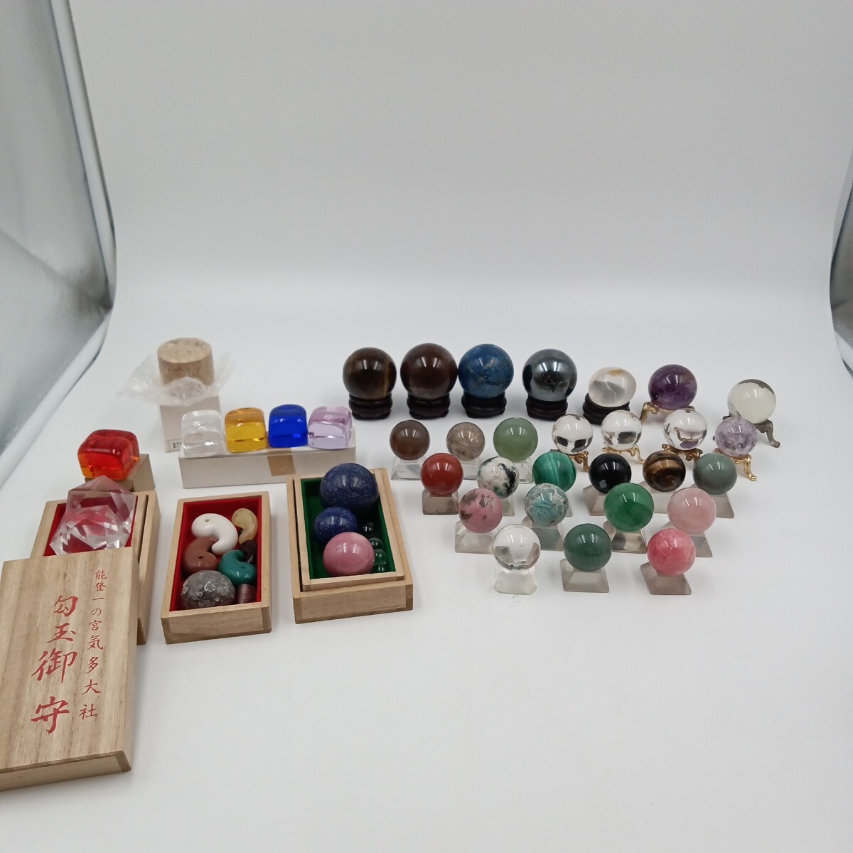 C 天然石 勾玉 水晶玉 丸玉 ガラス製カードスタンド 等 まとめ売り