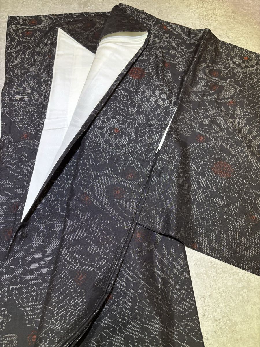 大島紬　正絹　赤模様　菊　花　華　草葉　黒色　着物　和服　和装　リメイク　ハンドメイド　生地　衣装　百貨店　高級