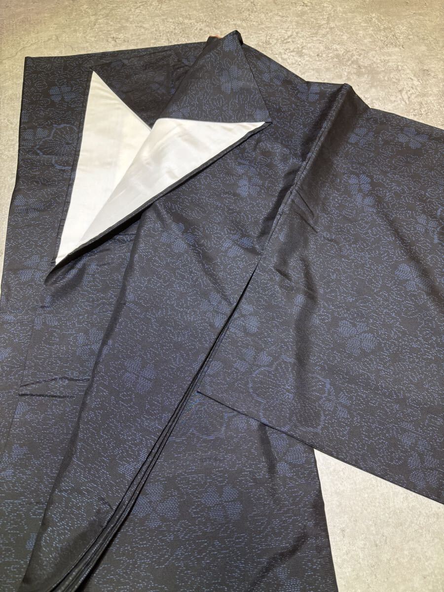 大島紬　正絹　花　華　唐草　青模様　黒色　着物　和服　和装　リメイク　ハンドメイド　生地　衣装　百貨店　高級
