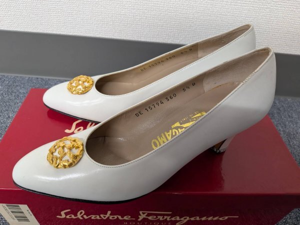 G68802112610 Salvatore Ferragamo サルバトーレフェラガモ パンプス ホワイト レザー レディース 5 1/2サイズ 箱入り 現状品 中古