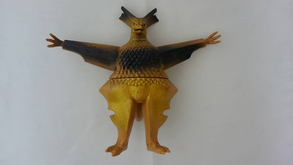 ソフビ人形【ウルトラセブン】再生怪獣「ギエロン星獣」高さ16cm