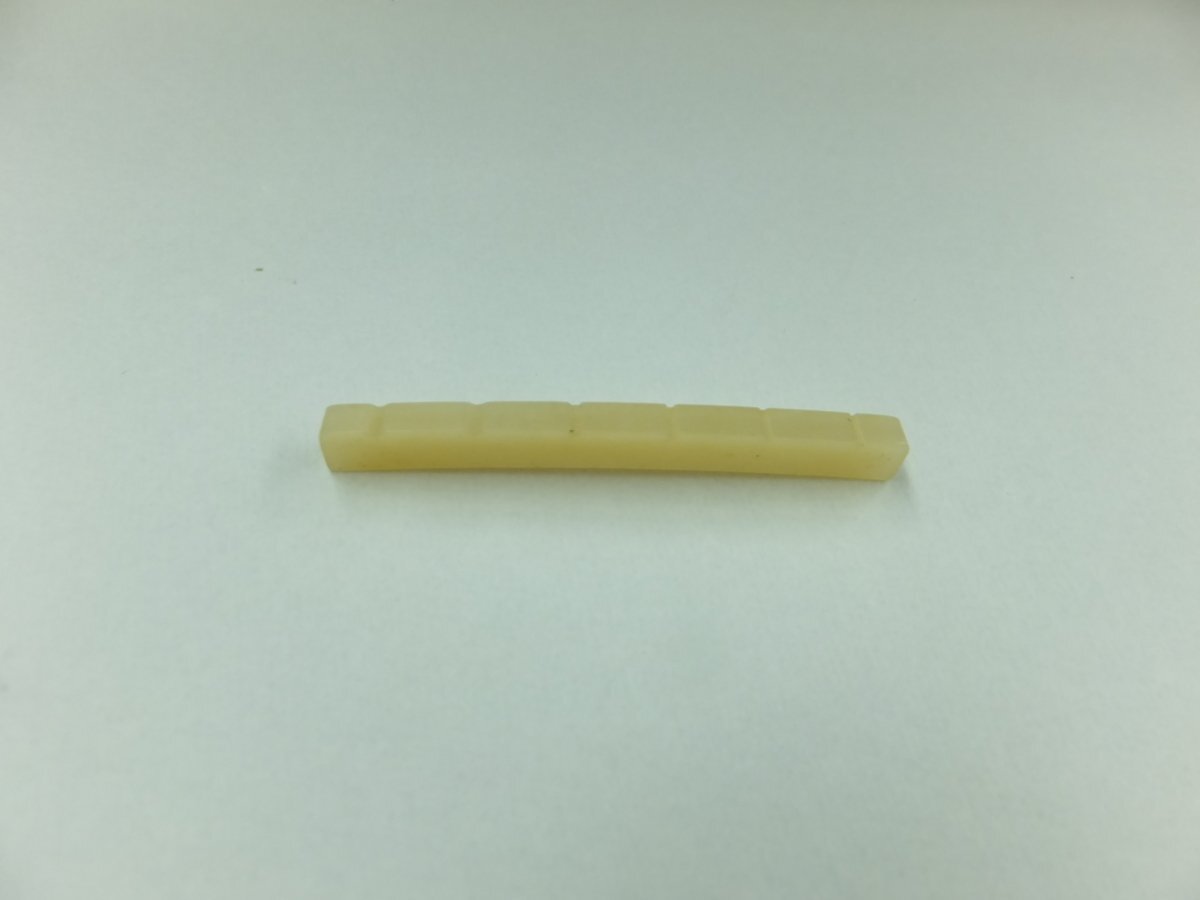 米国Stewmac社溝付き牛骨ナット　フェンダータイプ用9.5 R/R 無漂白