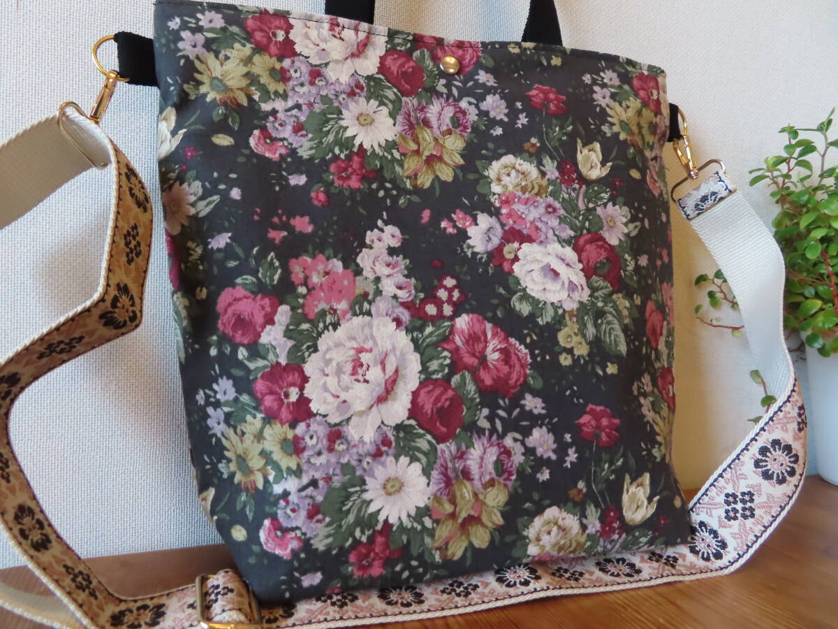 3　ハンドメイド　２Way　持ち手付き　ショルダーバッグ　トートバッグ　厚地　麻綿　ローズ　ブラック系　プリント柄　