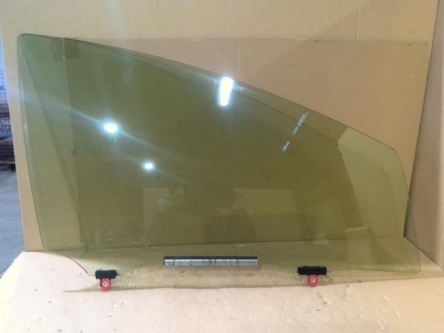 アクア DAA-NHP10 右Fドアガラス M2H3 68101-52040