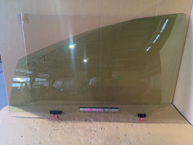 アクア DAA-NHP10 左Fドアガラス M2H3U 68102-52040