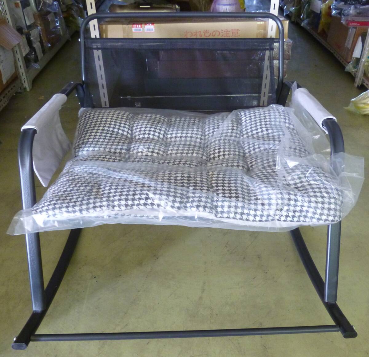 未使用 ロッキングチェア 一人掛け 揺れる椅子 [F-619] 送料無料(北海道・沖縄・離島・佐川急便中継料金がかかる地域は除く)