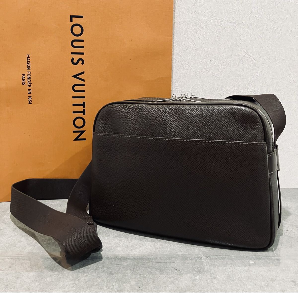 LOUIS VUITTON ● 新品同様 ルイヴィトン タイガ ショルダーバッグ レザー バッグ　リポーター 斜め掛け バック ショルダー