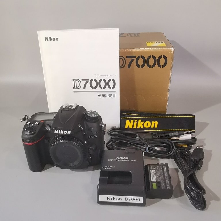 美品 動作品 Nikon ニコン D7000 ボディ 充電器 ショット数2284+ デジタル一眼レフカメラ 元箱 Z8811