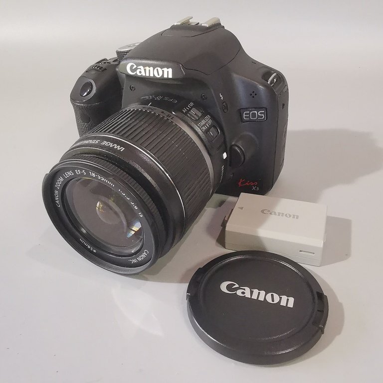 極美品 動作品 Canon キヤノン EOS kiss X3 ショット数4513 + CANON EF-S 18-55mm F3.5-5.6 IS Z8810