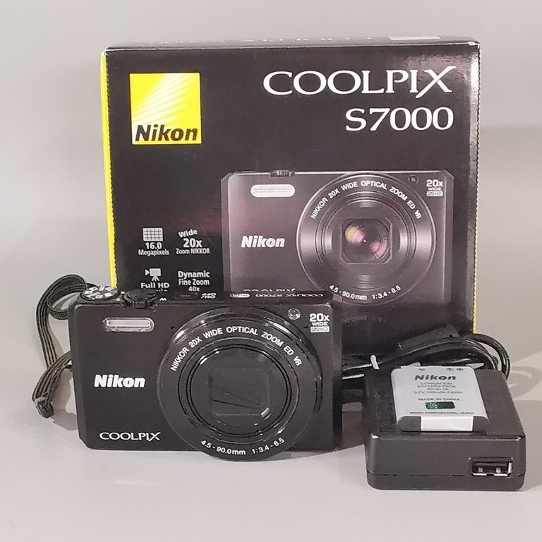 極美品 動作品 NIKON ニコン COOLPIX S7000 ブラック 充電器 20X WIDE Full HD コンパクトデジタルカメラ 元箱 Z8817