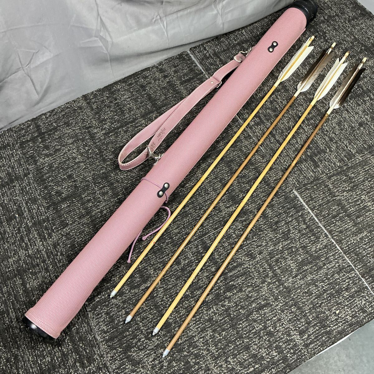 ya760 弓道 矢 2組 4本 全長 各87.5cm 85.5cm ケース付き 弓 弓矢 甲矢 乙矢 道具 武具 竹矢 羽根 中古 現状品
