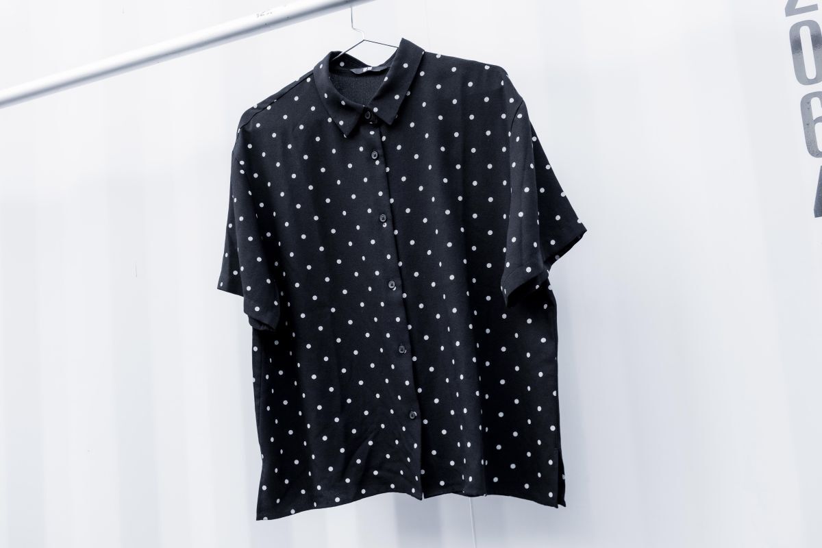 ★★★未使用保管美品★ユニクロ★レーヨン/ドットシャツ★size_L★★★