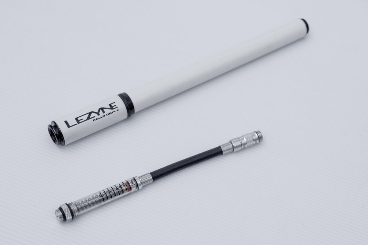 ★★★中古美品★アルミ製ポータブルポンプ★圧力計付ハイエンドモデル★Lezyneレザイン★RoadDrive★高圧160PSI★★★
