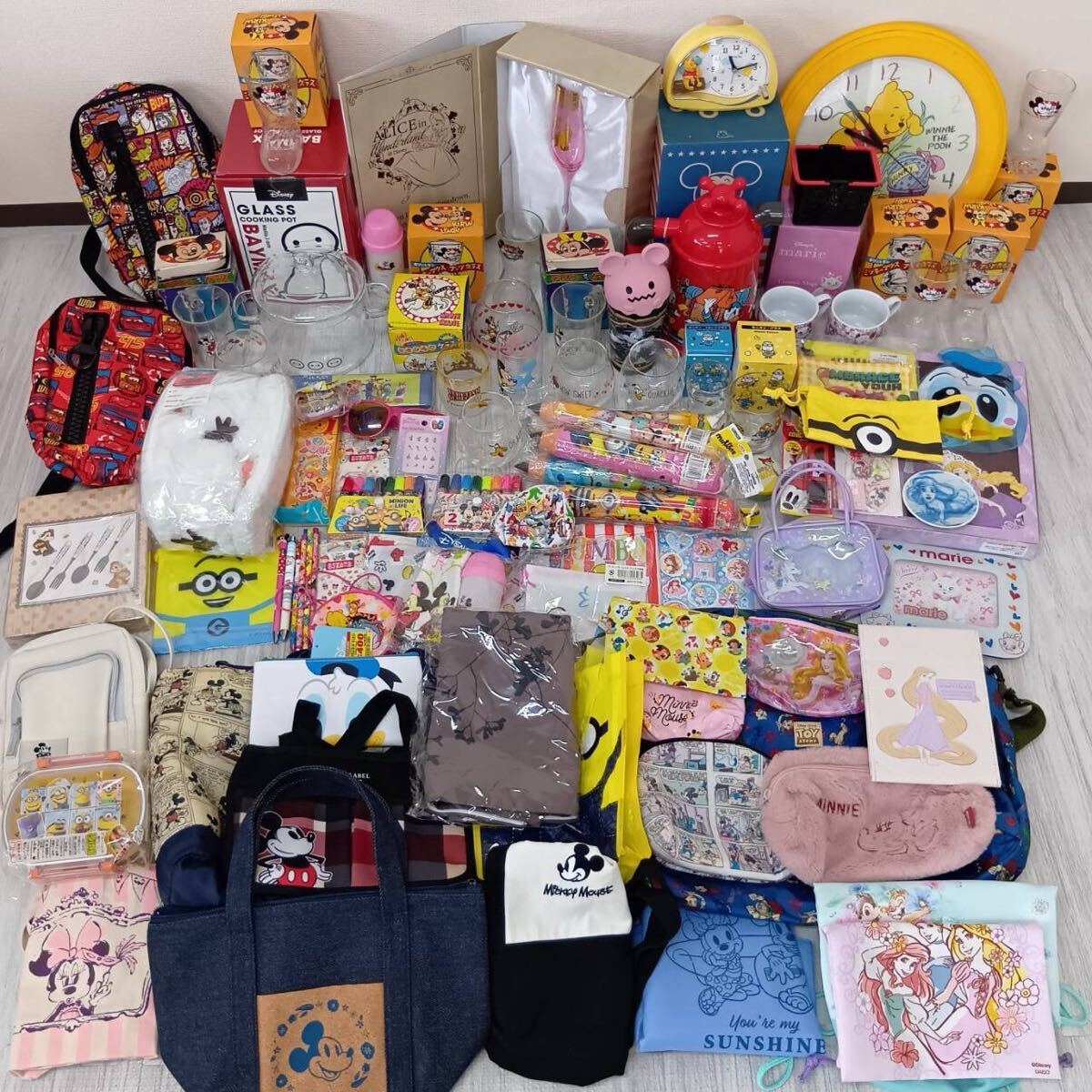 Disney ディズニー グッズ　大量おまとめセット グラス バッグ ポーチ 食器 鉛筆 絵の具ランチトート 時計 シール ミッキーミニー 
